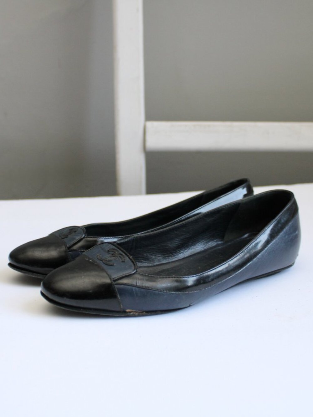 CHANEL Leather Logo Black Navy Blue Ballerina Cap Toe Flats Size 35.5 / 5 US - Picture 3 of 13